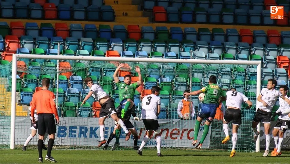 Momento en que Puente marca el gol del Astorga. Fotos: Alberto Martín