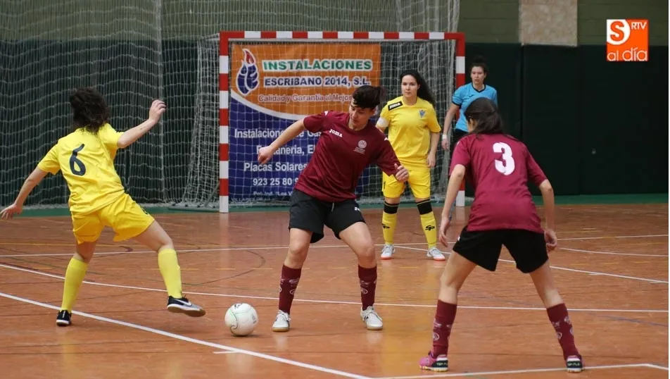 Un lance del derbi entre el San Roque y el Universidad de Salamanca femenino disputado en Carbajosa. Fotos: Alberto Martín