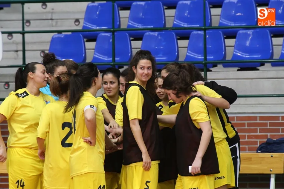 Foto 6 - Las chicas de la Usal ganan el derbi ante el San Roque y siguen l&iacute;deres de la Regional Femenina