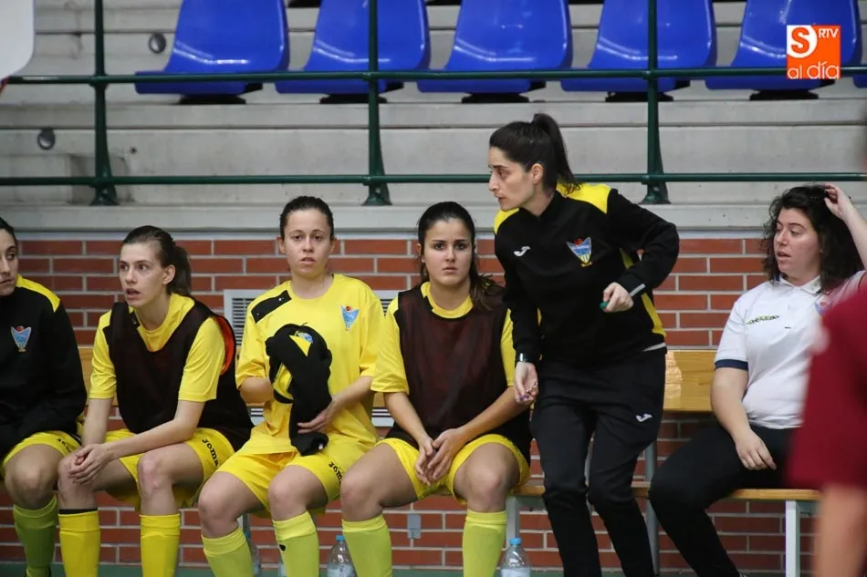 Foto 5 - Las chicas de la Usal ganan el derbi ante el San Roque y siguen l&iacute;deres de la Regional Femenina