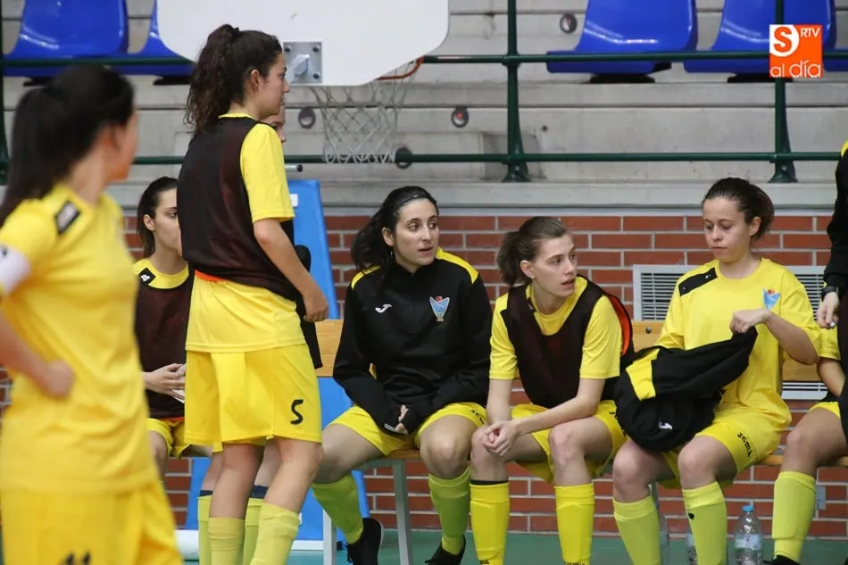 Foto 2 - Las chicas de la Usal ganan el derbi ante el San Roque y siguen l&iacute;deres de la Regional Femenina