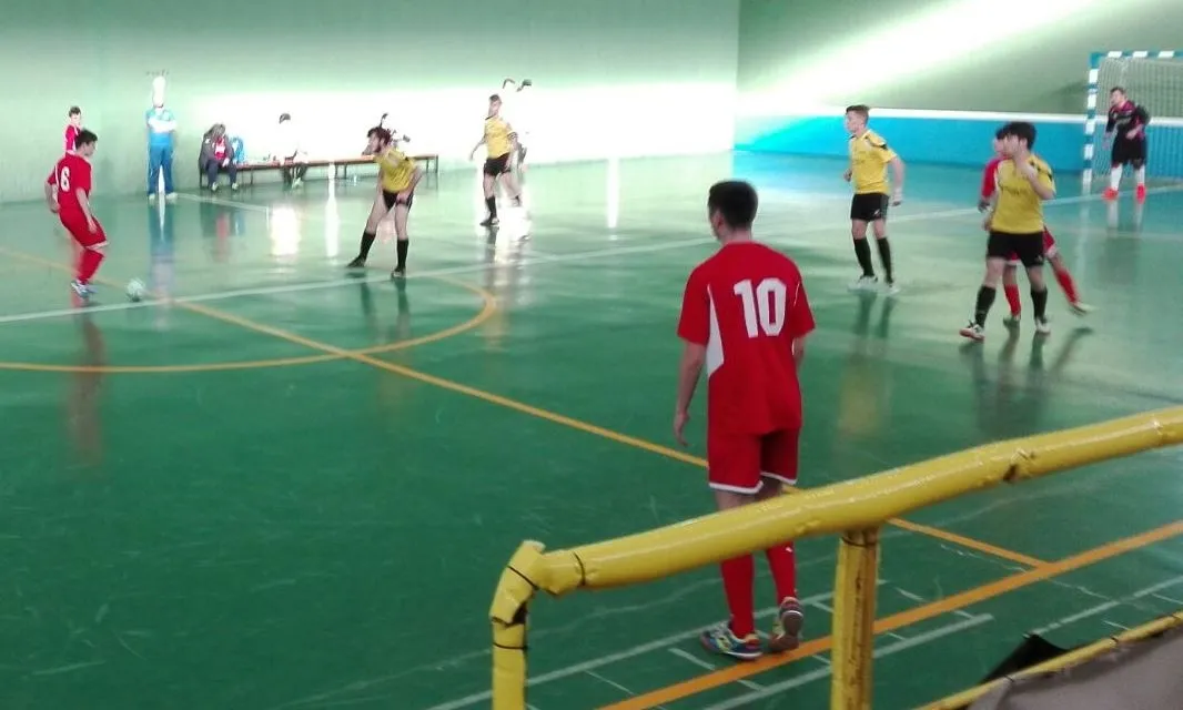 El III Juvenil se aúpa a la codiciada 4ª plaza tras ganar el derby frente al FS San José  