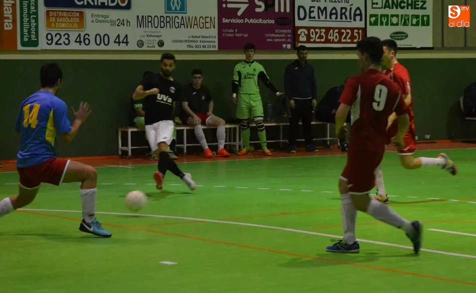 Foto 5 - El III Senior da la cara ante el 2&ordm; clasificado en un intenso partido  