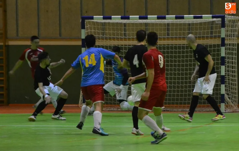 Foto 6 - El III Senior da la cara ante el 2&ordm; clasificado en un intenso partido  