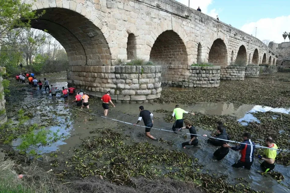 El temporal no puede con los más de 1.000 gladiadores de la Farinato Race de Mérida  