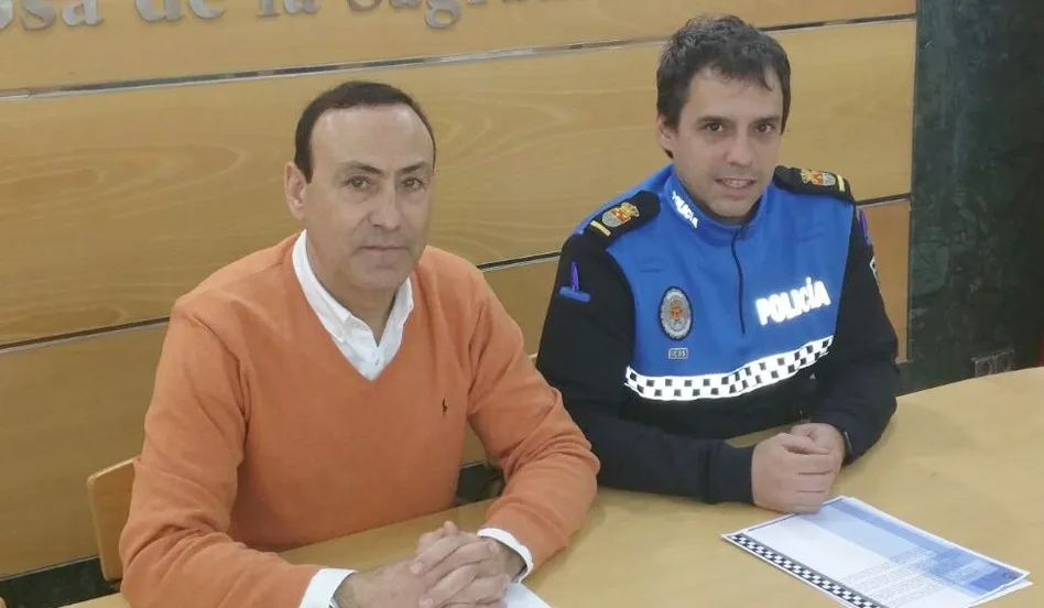 Pedro Samuel Martín, alcalde de Carbajosa de la Sagrada, y Gabriel Moreno, Oficial Jefe de la Policía