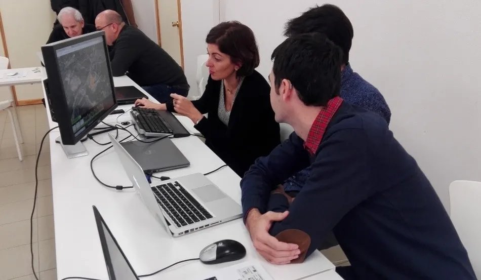 Los investigadores, trabajando en el modelo / DICYT