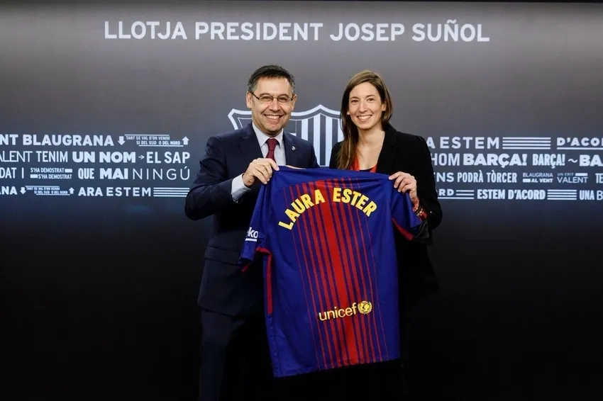 Imagen publicada por Laura Ester Ramos en su perfil de Twitter con el presidente del FC Barcelona, Josep María Bertomeu