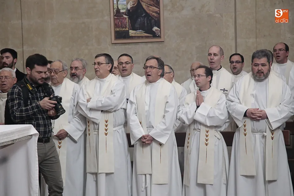 Foto 6 - El obispo Carlos L&oacute;pez comanda el rito de eucarist&iacute;a de dos seminaristas diocesanos  