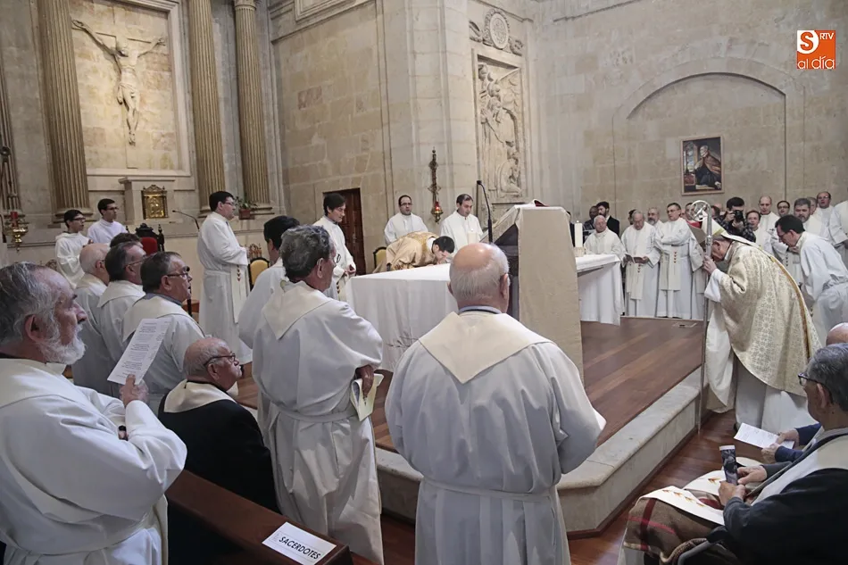 Foto 5 - El obispo Carlos L&oacute;pez comanda el rito de eucarist&iacute;a de dos seminaristas diocesanos  