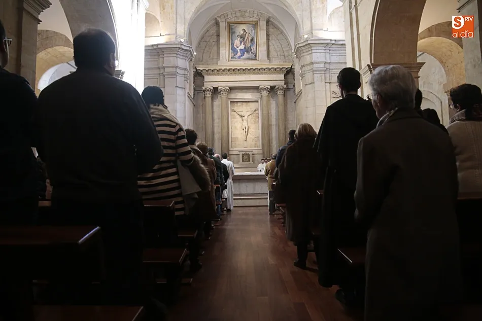 Foto 4 - El obispo Carlos L&oacute;pez comanda el rito de eucarist&iacute;a de dos seminaristas diocesanos  
