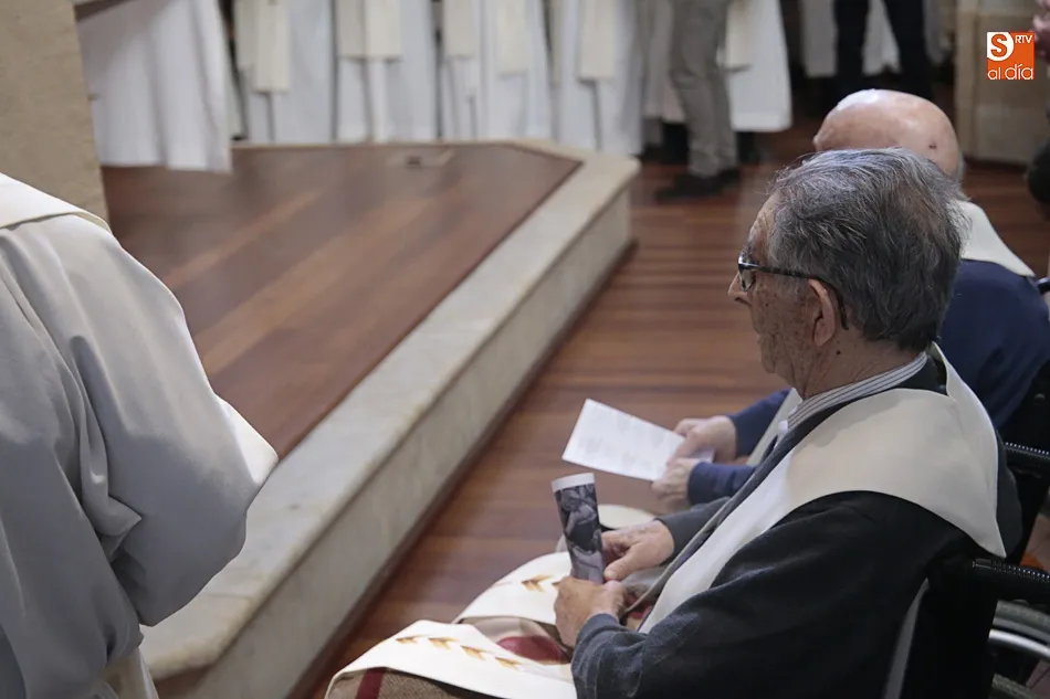 Foto 3 - El obispo Carlos L&oacute;pez comanda el rito de eucarist&iacute;a de dos seminaristas diocesanos  