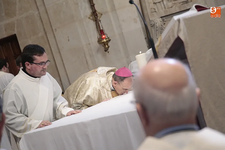 Foto 2 - El obispo Carlos L&oacute;pez comanda el rito de eucarist&iacute;a de dos seminaristas diocesanos  