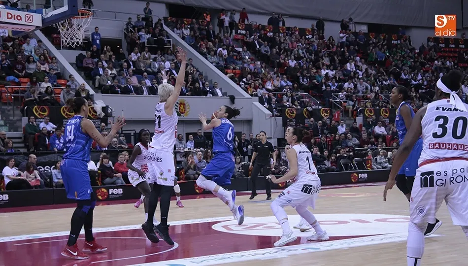 Silvia Domínguez entra a canasta en la final de la Copa de la Reina. Foto: Alejandro López