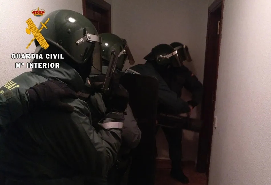 Foto 4 - Cae la banda que rob&oacute; en enero en la tienda de Movistar mediante el m&eacute;todo del alunizaje  