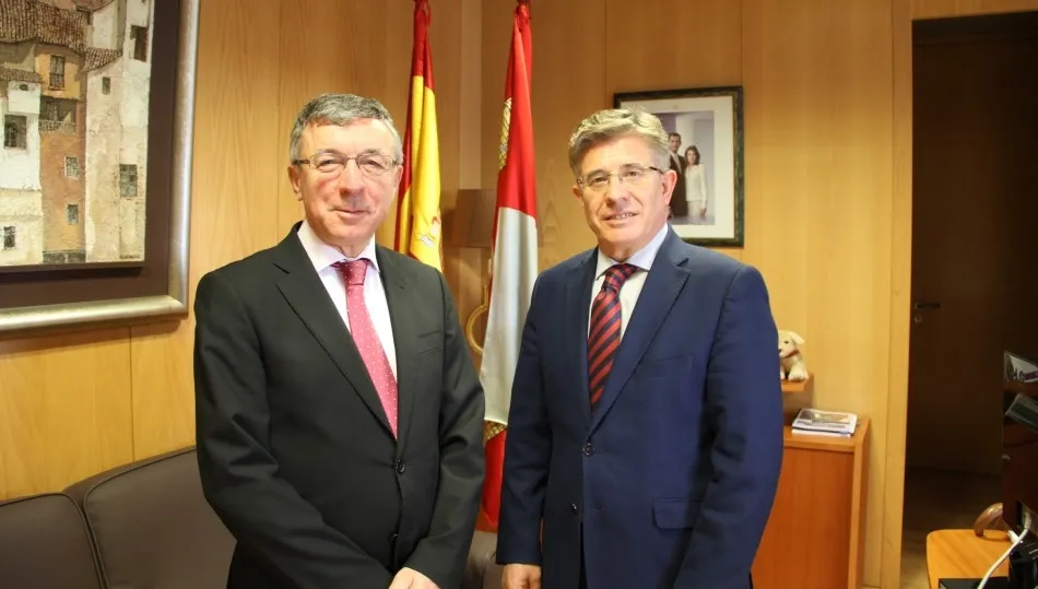 El gerente regional de Salud de la Junta de Castilla y León, Rafael López, y el gerente del Servicio Cántabro de Salud, Julián Pérez