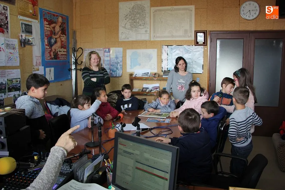 Foto 10 - Alumnos del CRA R&iacute;o Yeltes visitan la biblioteca y la radio municipal  