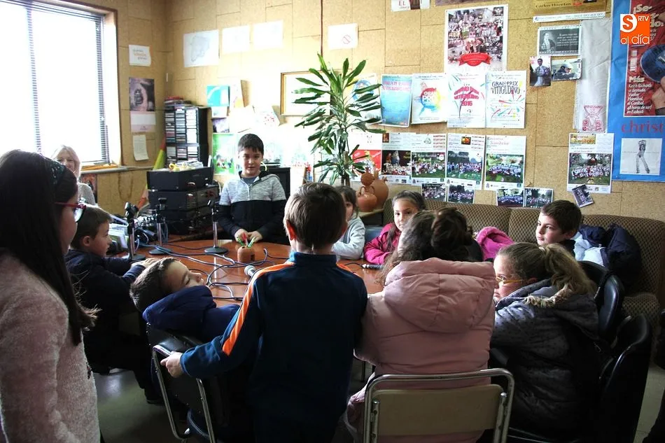 Foto 9 - Alumnos del CRA R&iacute;o Yeltes visitan la biblioteca y la radio municipal  