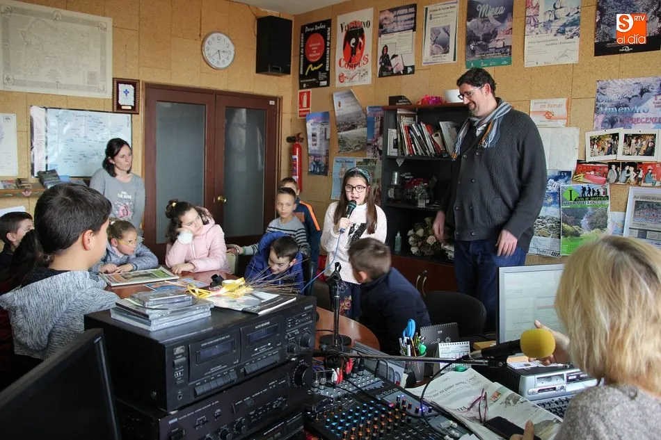 Foto 8 - Alumnos del CRA R&iacute;o Yeltes visitan la biblioteca y la radio municipal  