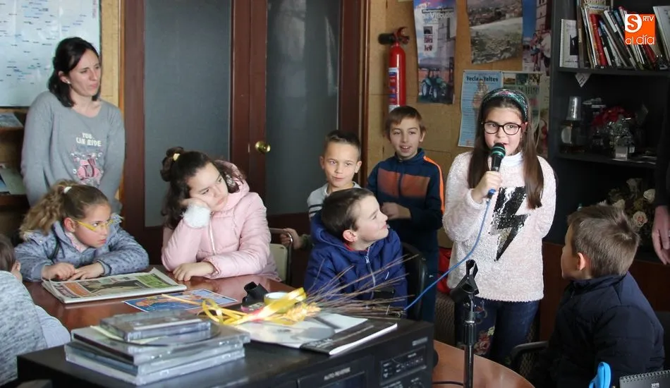 Foto 7 - Alumnos del CRA R&iacute;o Yeltes visitan la biblioteca y la radio municipal  