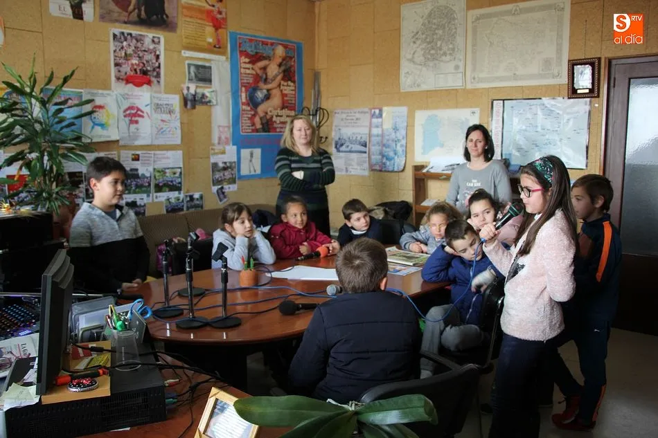 Foto 6 - Alumnos del CRA R&iacute;o Yeltes visitan la biblioteca y la radio municipal  