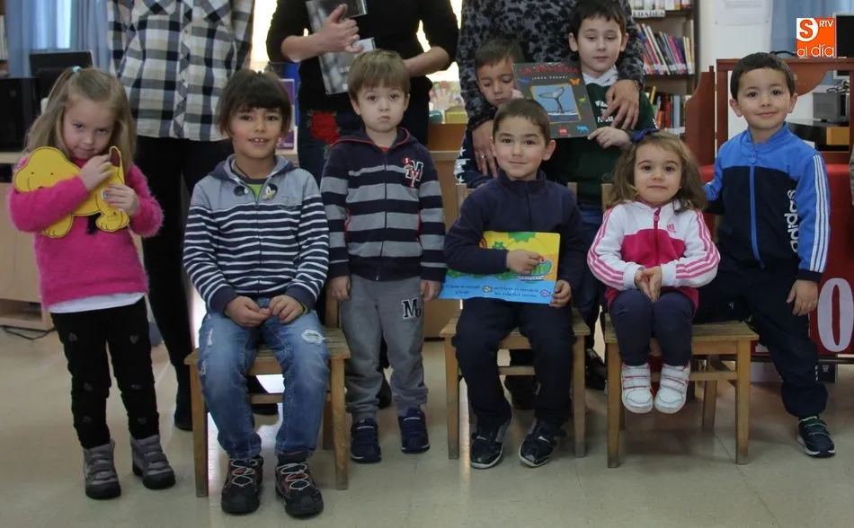 Foto 5 - Alumnos del CRA R&iacute;o Yeltes visitan la biblioteca y la radio municipal  