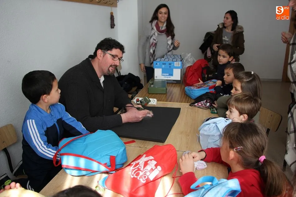 Foto 4 - Alumnos del CRA R&iacute;o Yeltes visitan la biblioteca y la radio municipal  