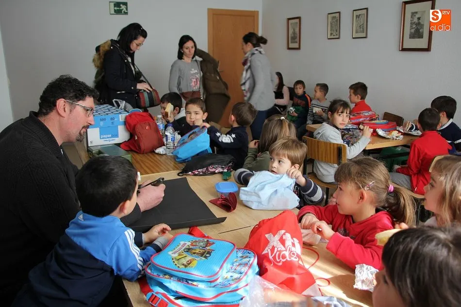 Foto 3 - Alumnos del CRA R&iacute;o Yeltes visitan la biblioteca y la radio municipal  