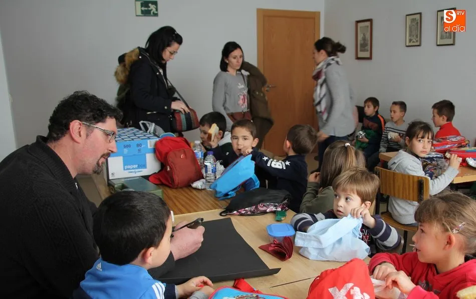 Foto 11 - Alumnos del CRA R&iacute;o Yeltes visitan la biblioteca y la radio municipal  