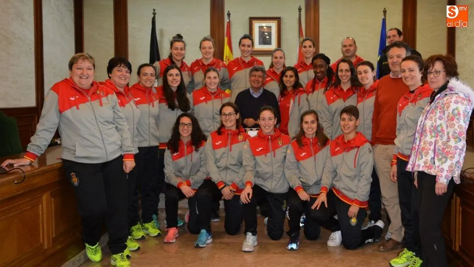 Foto 2 - La selecci&oacute;n espa&ntilde;ola femenina de balonmano ya est&aacute; en B&eacute;jar