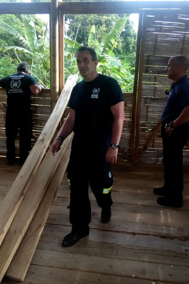 Foto 3 - Manuel Gallego participa junto a Bomberos Sin Fronteras en la entrega 1500 kg de material en...