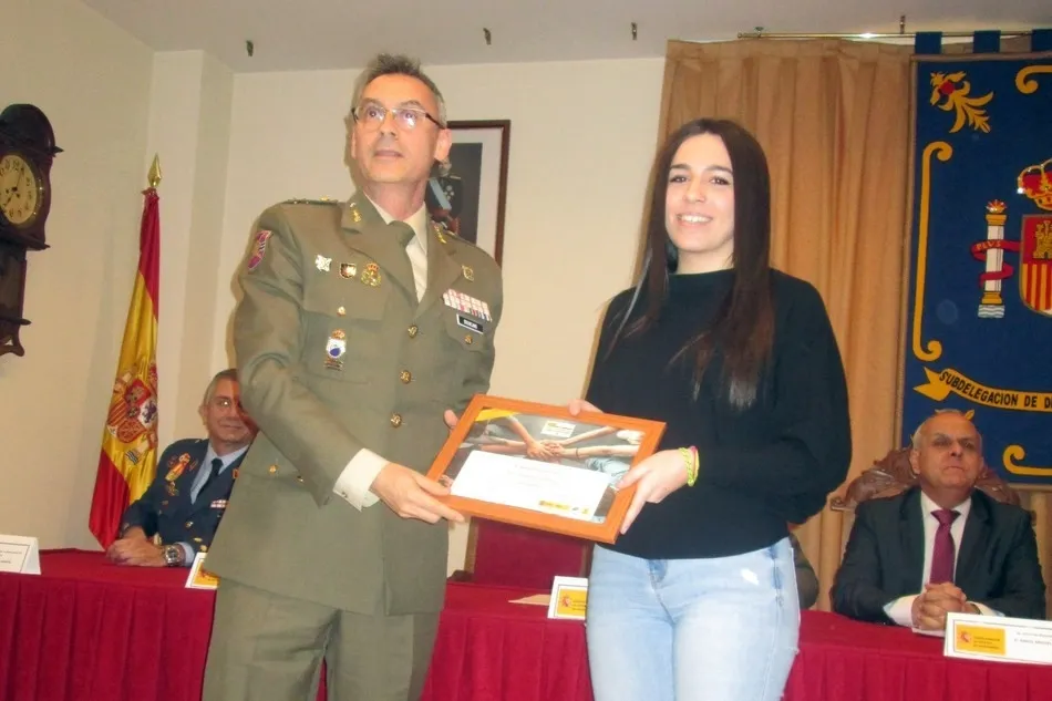 Foto 5 - Iris Guinaldo Alba, del IES Ramos del Manzano, logra uno de los premios en &lsquo;Carta a un militar...