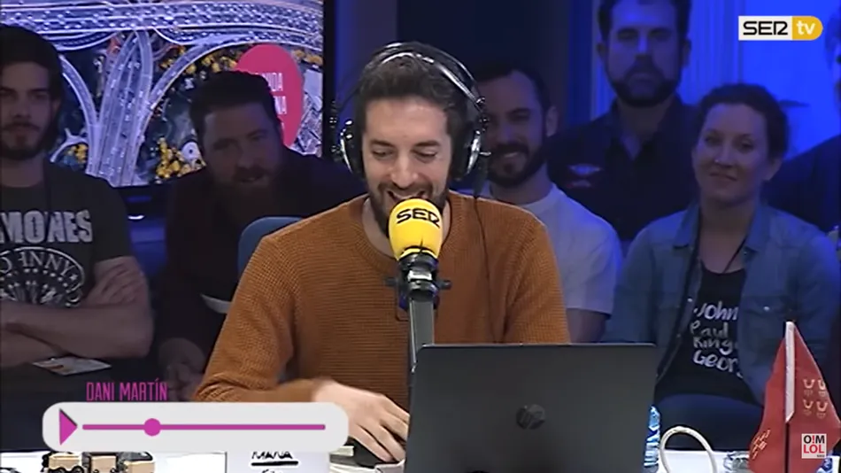 David Broncano escucha el mensaje de Dani Martín