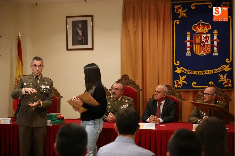 Foto 11 - Alma Mart&iacute;n S&aacute;nchez, del IES Torres Villarroel, ganadora del concurso &lsquo;Carta a un militar...