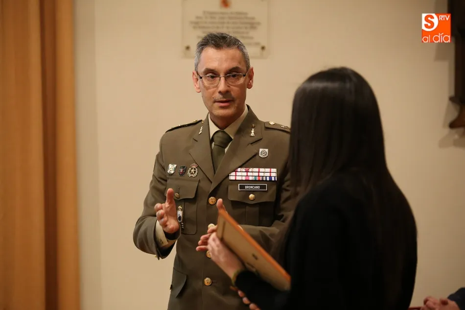 Foto 10 - Alma Mart&iacute;n S&aacute;nchez, del IES Torres Villarroel, ganadora del concurso &lsquo;Carta a un militar...