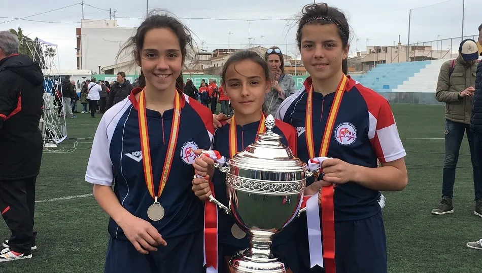 Las tres jugadoras salmantinas, con el trofeo de subcampeones.
