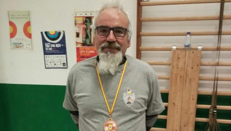 Julio Hernández, con la medalla tras la competición regional.