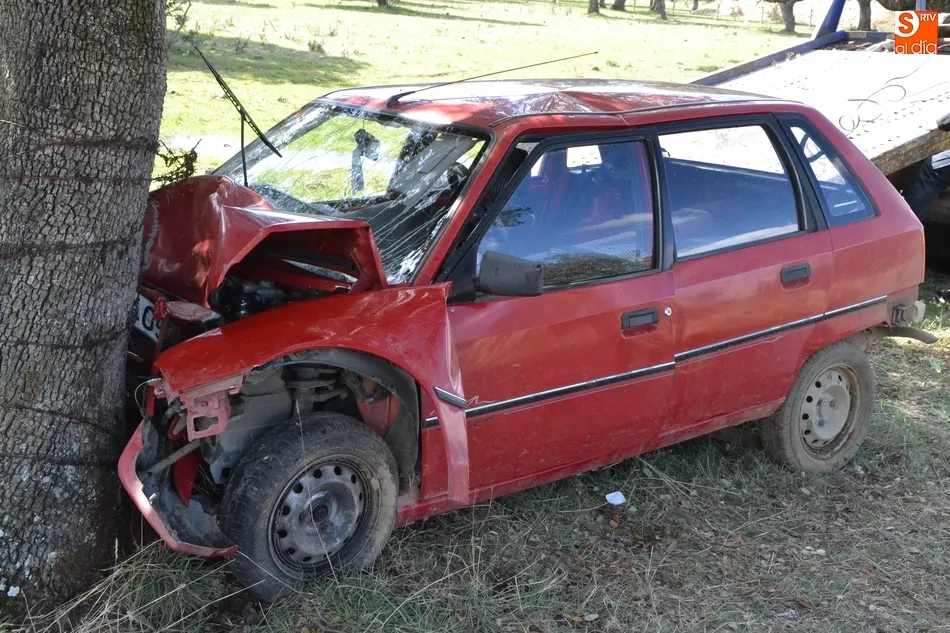 Foto 8 - Herida grave una conductora tras salirse de la v&iacute;a, saltar un canal y estrellarse contra una...