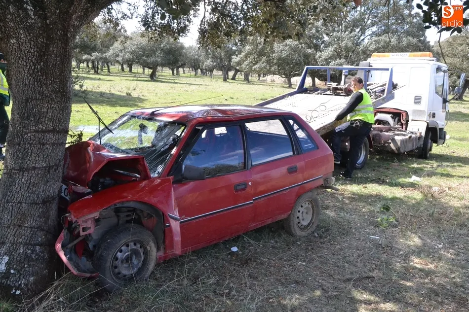 Herida grave una conductora tras salirse de la vía, saltar un canal y estrellarse contra una...