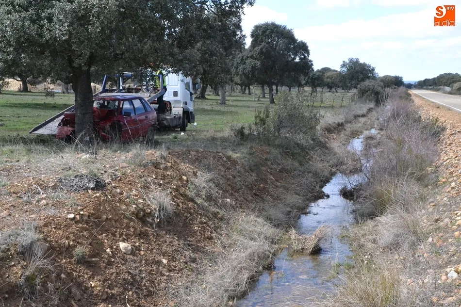 Foto 5 - Herida grave una conductora tras salirse de la v&iacute;a, saltar un canal y estrellarse contra una...