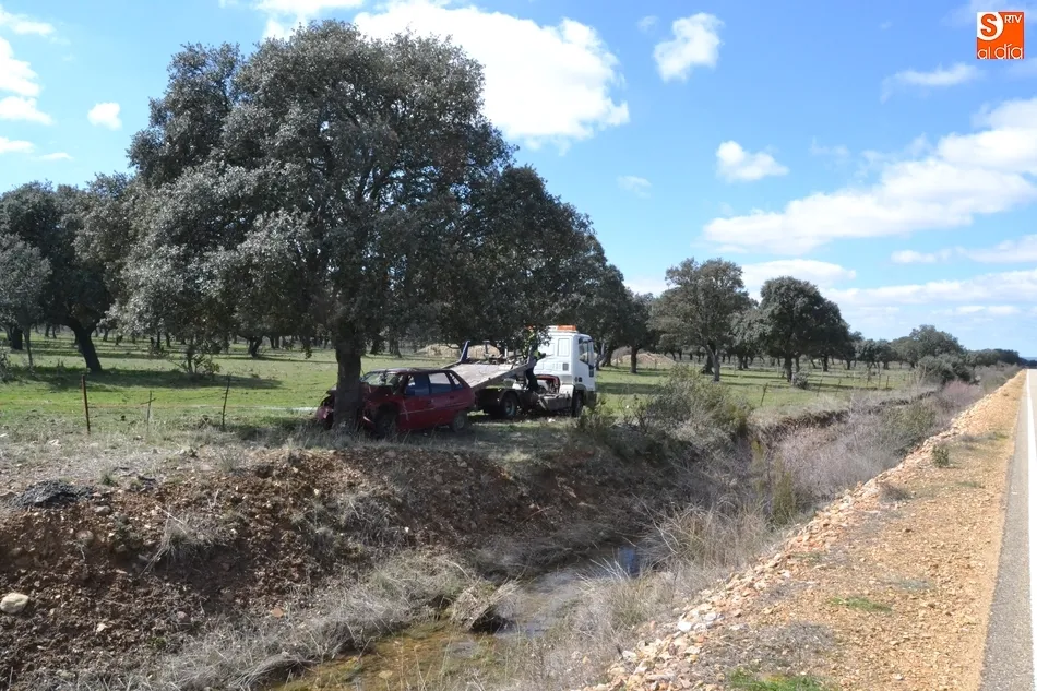 Foto 4 - Herida grave una conductora tras salirse de la v&iacute;a, saltar un canal y estrellarse contra una...