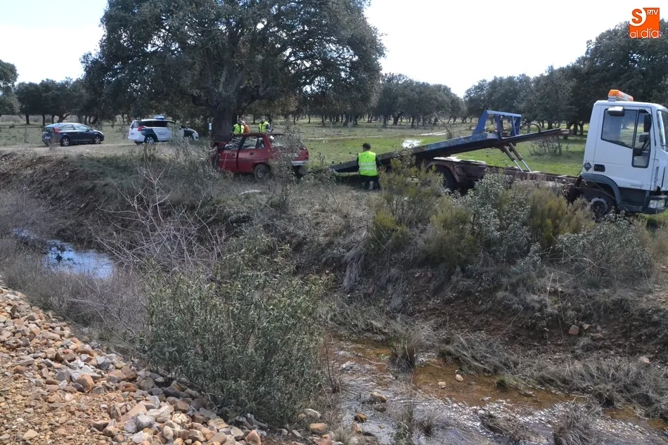 Foto 6 - Conductora herida grave tras saltar un canal y chocar con una encina en Alba de Yeltes