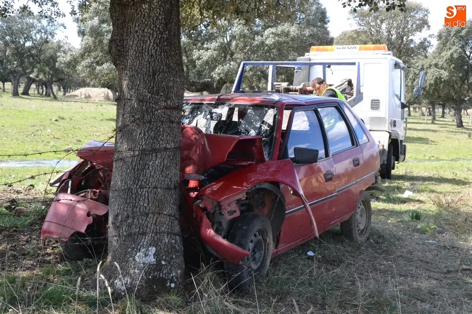 Foto 3 - Conductora herida grave tras saltar un canal y chocar con una encina en Alba de Yeltes