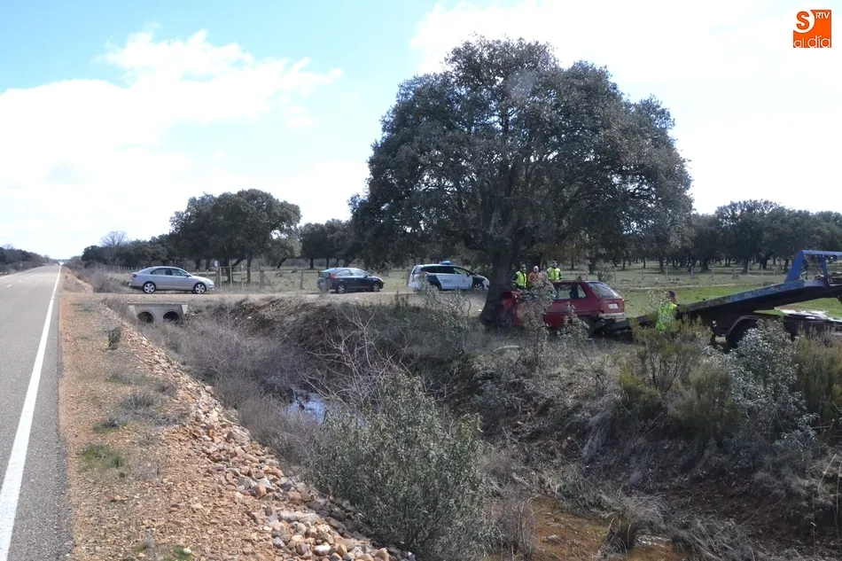 Foto 2 - Conductora herida grave tras saltar un canal y chocar con una encina en Alba de Yeltes