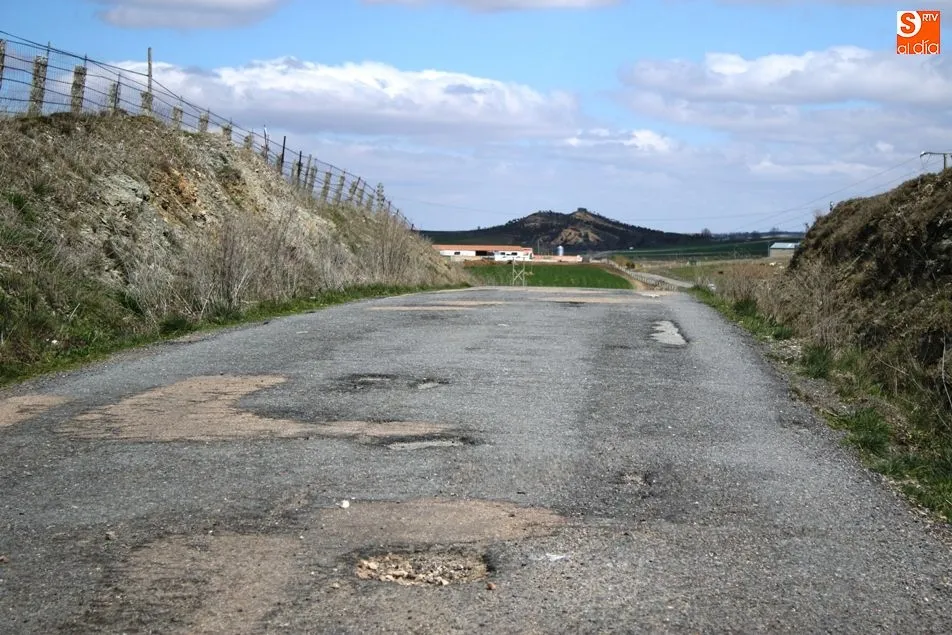 Foto 9 - Alertan del mal estado de la DSA-110 que une Alba de Tormes y Cilloruelo