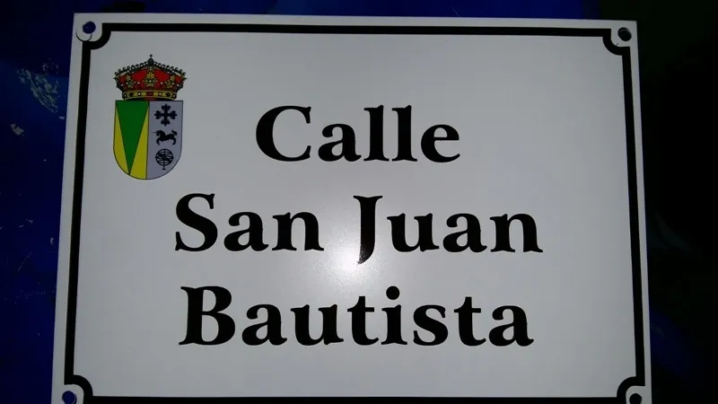 Foto 2 - Valverd&oacute;n actualiza el callejero y renueva m&aacute;s de medio centenar de placas de calle