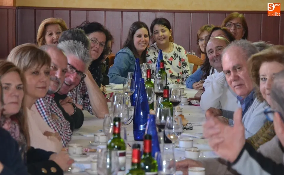 Buena parte de los alumnos de los cursos de informática se van de comida con su profesora  