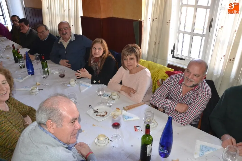 Foto 11 - Buena parte de los alumnos de los cursos de inform&aacute;tica se van de comida con su profesora  