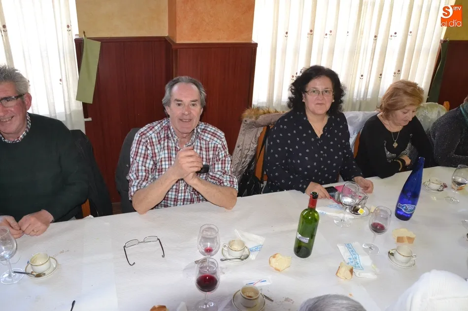 Foto 10 - Buena parte de los alumnos de los cursos de inform&aacute;tica se van de comida con su profesora  