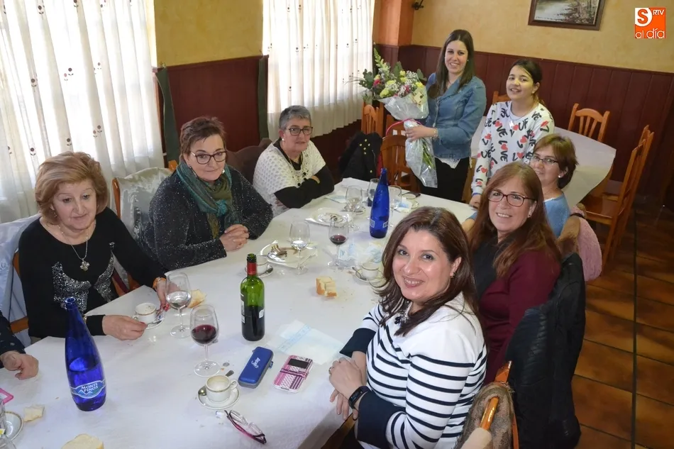 Foto 9 - Buena parte de los alumnos de los cursos de inform&aacute;tica se van de comida con su profesora  
